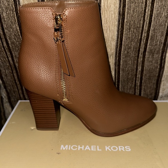 Mint condition new in box Michael Kors!!! - Picture 2 of 5